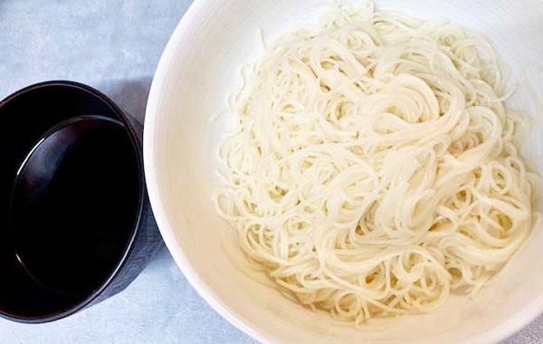 まだザルで振ってる？　そうめんの水切りは…「家族が絶賛」「夏ずっとやる」