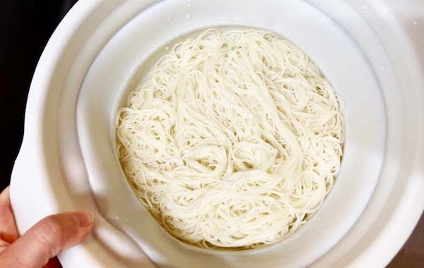 まだザルで振ってる？　そうめんの水切りは…「家族が絶賛」「夏ずっとやる」