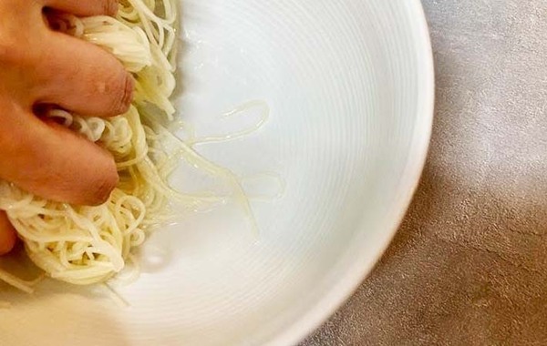 まだザルで振ってる？　そうめんの水切りは…「家族が絶賛」「夏ずっとやる」