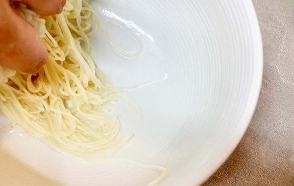 まだザルで振ってる？　そうめんの水切りは…「家族が絶賛」「夏ずっとやる」