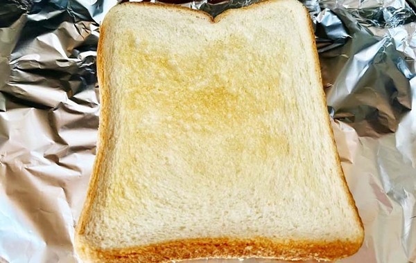 子供が「かけるとおいしいね！」　食パンの上にのせたのは…？