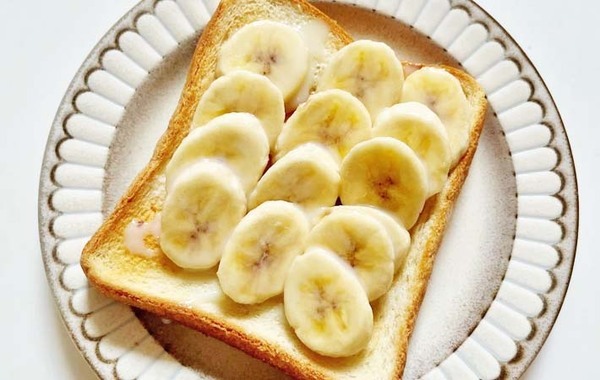 子供が「かけるとおいしいね！」　食パンの上にのせたのは…？