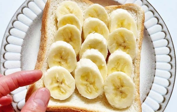 子供が「かけるとおいしいね！」　食パンの上にのせたのは…？