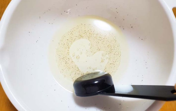 調味料を混ぜるだけ！　めんつゆを使ったドレッシングに「え、本当に？」