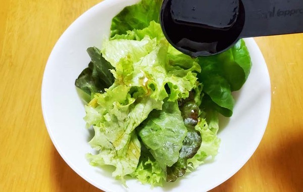 調味料を混ぜるだけ！　めんつゆを使ったドレッシングに「え、本当に？」