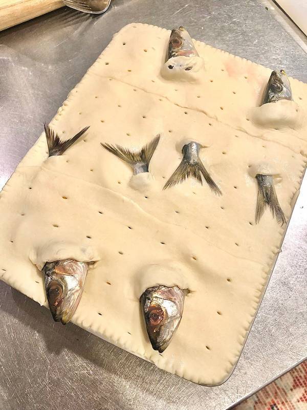 パイ生地に入れたのは…　斬新なビジュアルに「夢に出てきそう」