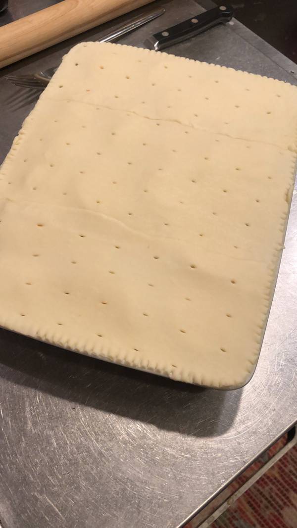 パイ生地に入れたのは…　斬新なビジュアルに「夢に出てきそう」