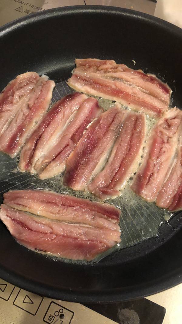 パイ生地に入れたのは…　斬新なビジュアルに「夢に出てきそう」