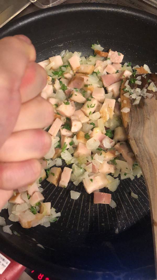 パイ生地に入れたのは…　斬新なビジュアルに「夢に出てきそう」