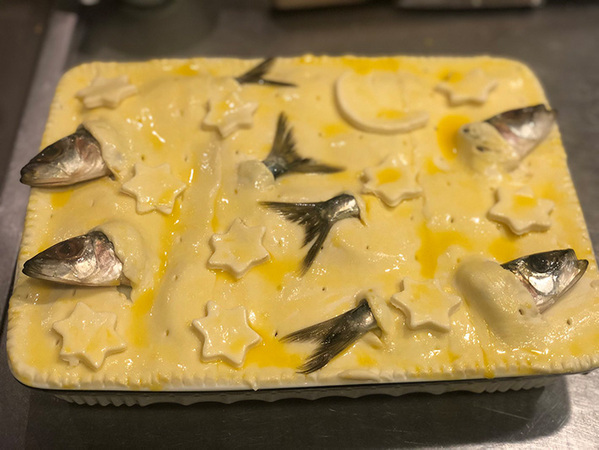 パイ生地に入れたのは…　斬新なビジュアルに「夢に出てきそう」