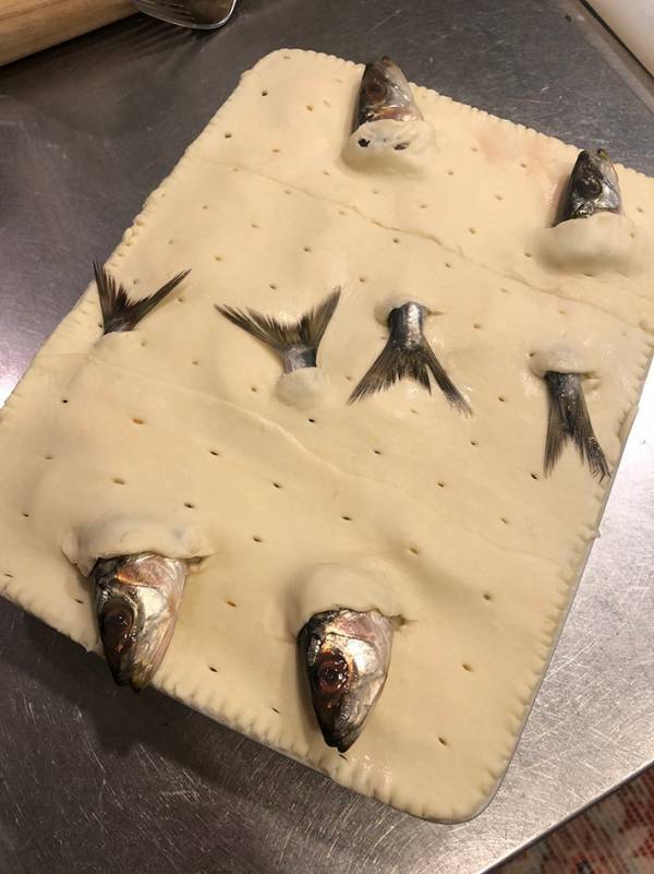 パイ生地に入れたのは…　斬新なビジュアルに「夢に出てきそう」