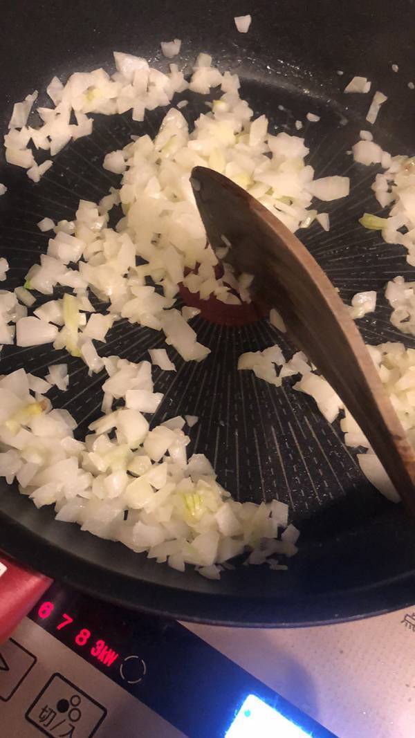 パイ生地に入れたのは…　斬新なビジュアルに「夢に出てきそう」