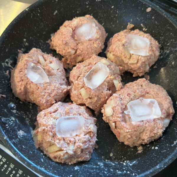 ハンバーグに氷を入れたら…　仕上がりに「驚き」「試したい」