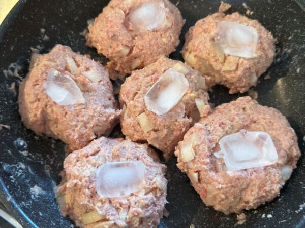 ハンバーグに氷を入れたら…　仕上がりに「驚き」「試したい」