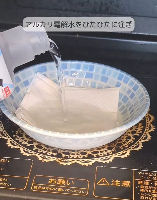 チンするたびに雑菌が…　電子レンジの思わぬリスクに「お手入れ必須」