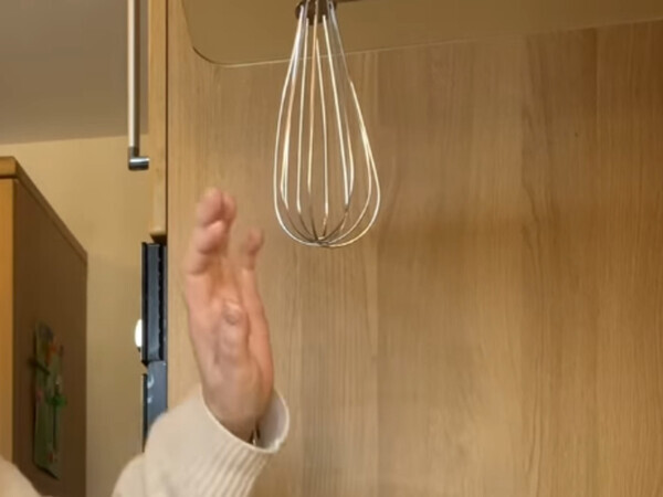 キッチンに立つ女性　楽しむのは料理ではなく？「何度も見ちゃう」「最高」