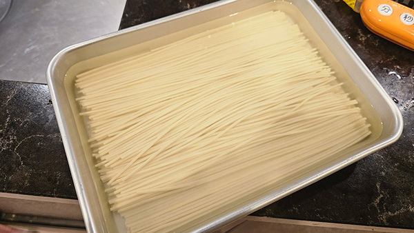 ラーメンは水に浸して？　より『モチモチ』にする作り方に「生麺みたい！」