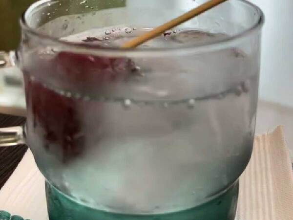 炭酸の中で梅干しを潰して…　できたものに「絶対作る」「爽快感半端ない」