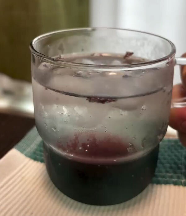 炭酸の中で梅干しを潰して…　できたものに「絶対作る」「爽快感半端ない」