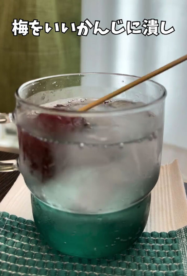 炭酸の中で梅干しを潰して…　できたものに「絶対作る」「爽快感半端ない」