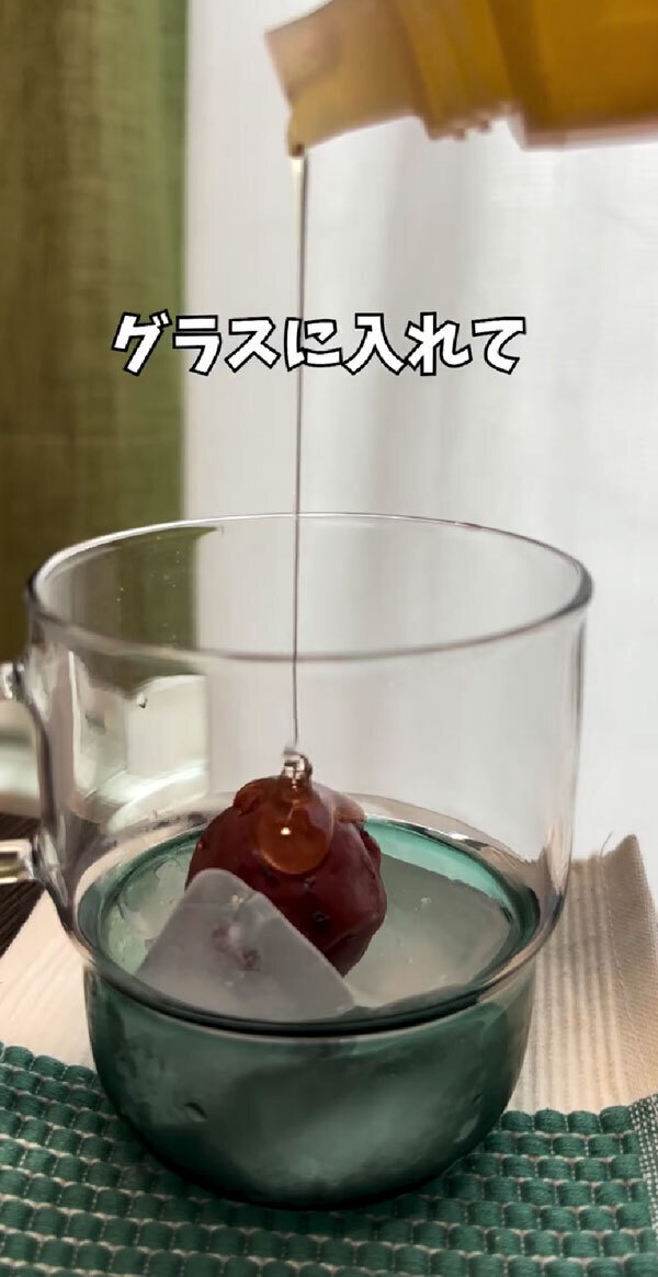 炭酸の中で梅干しを潰して…　できたものに「絶対作る」「爽快感半端ない」