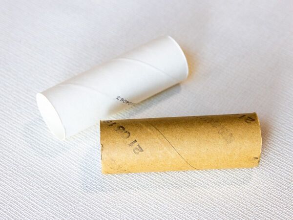 トイレットペーパーの芯を掃除機に取り付けて…　驚きの光景に「天才じゃん」