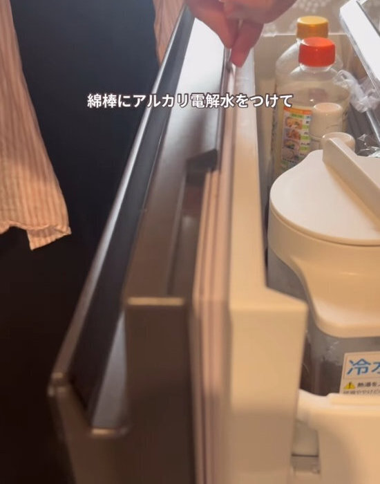 綿棒にアルカリ電解水を染み込ませて…　掃除する場所に「盲点」「確かに汚れてる」