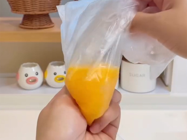 アイラップに卵と牛乳を入れて…　母のアイディアに「すごすぎる」「作ります」