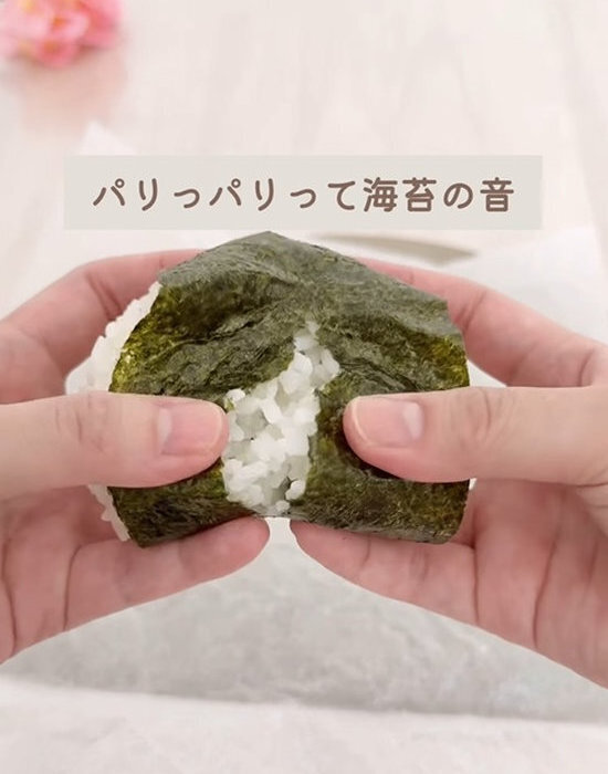 おにぎりにクッキングシートを使うと？　海苔の仕上がりに「完璧」「これは試す」