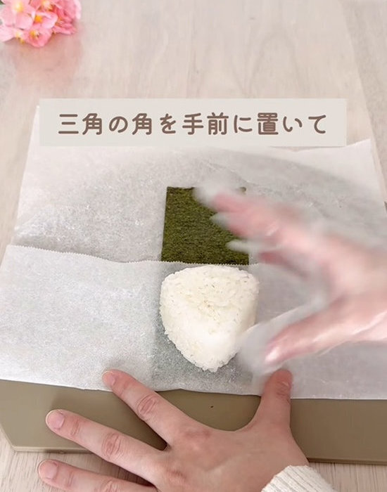 おにぎりにクッキングシートを使うと？　海苔の仕上がりに「完璧」「これは試す」