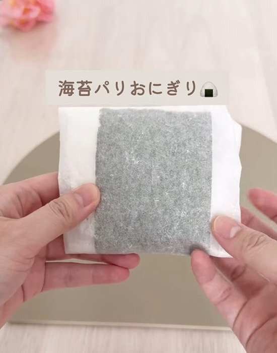 おにぎりにクッキングシートを使うと？　海苔の仕上がりに「完璧」「これは試す」