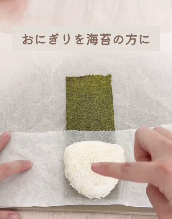 おにぎりにクッキングシートを使うと？　海苔の仕上がりに「完璧」「これは試す」