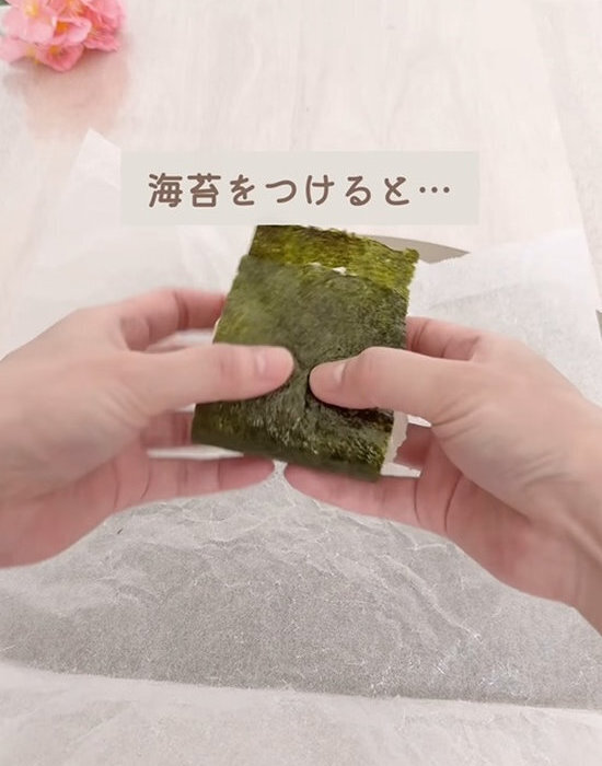 おにぎりにクッキングシートを使うと？　海苔の仕上がりに「完璧」「これは試す」
