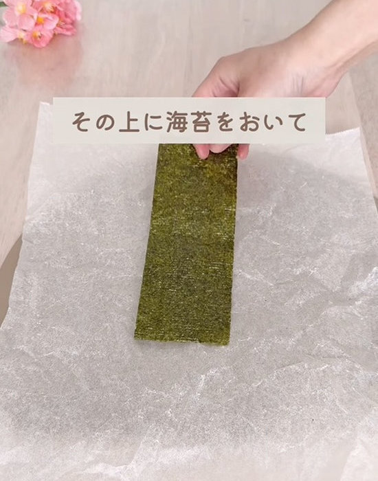 おにぎりにクッキングシートを使うと？　海苔の仕上がりに「完璧」「これは試す」