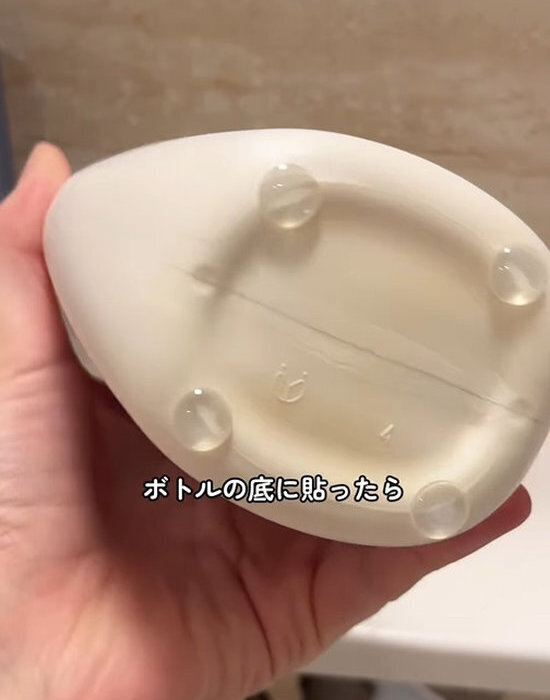 「あれ？底のヌメリがない」　ハンドソープボトルに貼ったのは１００円アイテムの…
