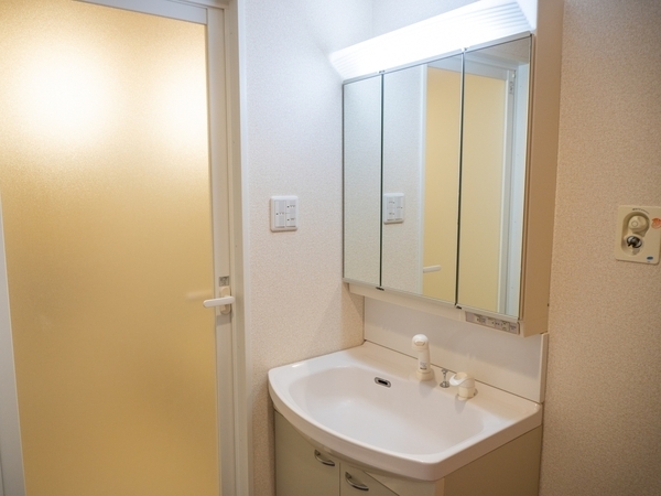 「まさかティッシュで拭いてないよね？」　鏡の掃除には…　「そっちだったか」