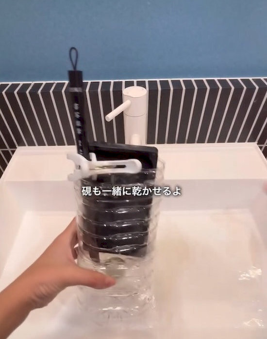 洗面台の排水口に『スポッ』　ペットボトルを入れた結果に「これで汚れないわ！」