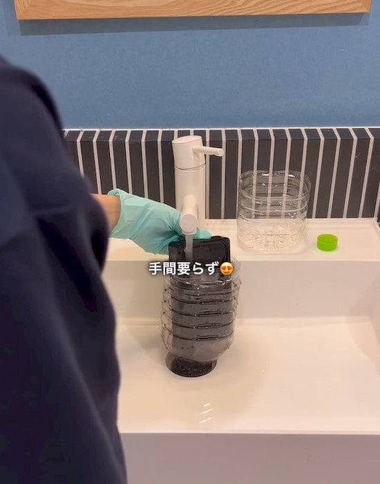 洗面台の排水口に『スポッ』　ペットボトルを入れた結果に「これで汚れないわ！」