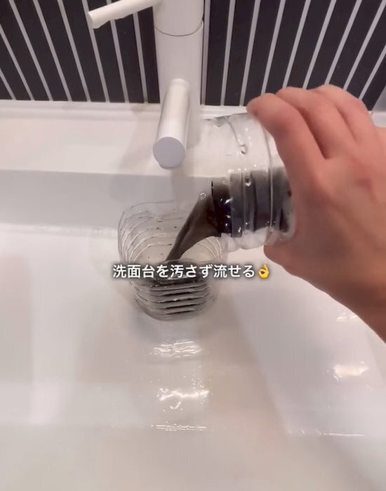 洗面台の排水口に『スポッ』　ペットボトルを入れた結果に「これで汚れないわ！」
