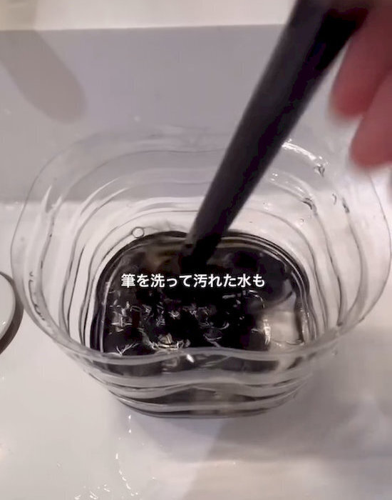 洗面台の排水口に『スポッ』　ペットボトルを入れた結果に「これで汚れないわ！」