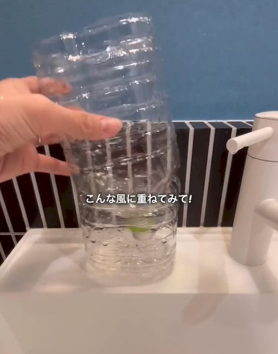 洗面台の排水口に『スポッ』　ペットボトルを入れた結果に「これで汚れないわ！」