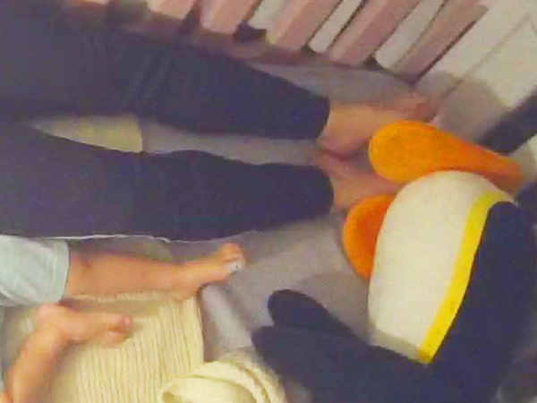 ２歳児を寝かしつけた夫　妻が見守りカメラを見ると？「お茶吹いた」「そっちかーい！」