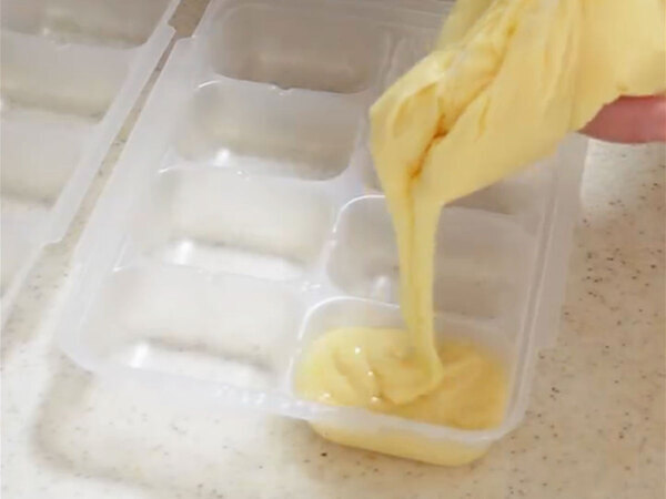 生地をトレイに流し入れたら…　ホットケーキの『意外な作り方』に「天才」「神発想だ」