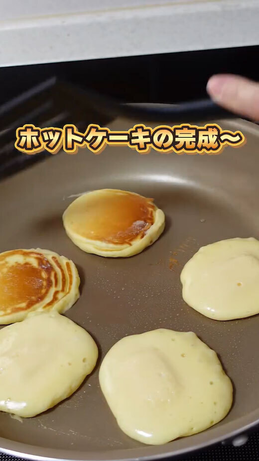 生地をトレイに流し入れたら…　ホットケーキの『意外な作り方』に「天才」「神発想だ」