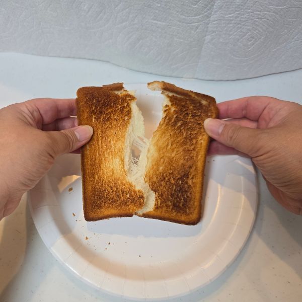 麦茶をかけて焼くと？　食パンの変化に「驚き」「試すしかない」