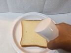 麦茶をかけて焼くと？　食パンの変化に「驚き」「試すしかない」
