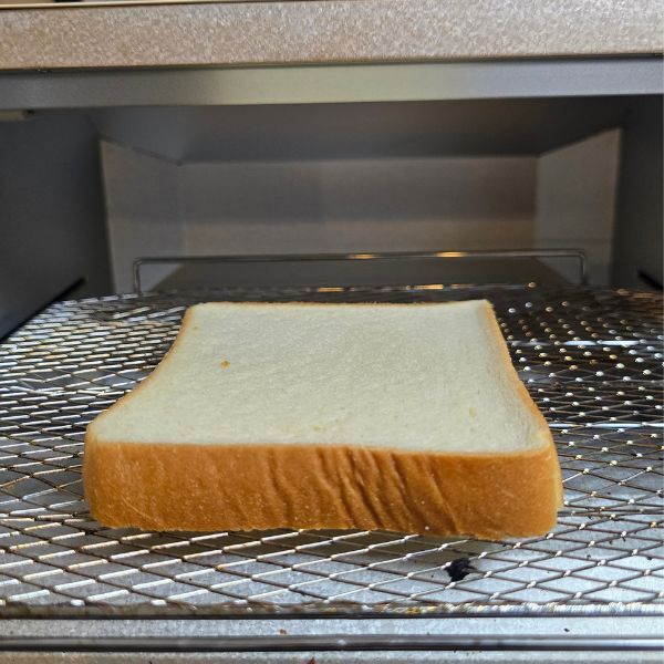 麦茶をかけて焼くと？　食パンの変化に「驚き」「試すしかない」