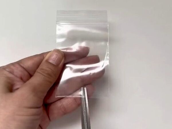 ジップ袋に切り込みを入れて　歯ブラシを突っ込むと…　「あら便利」