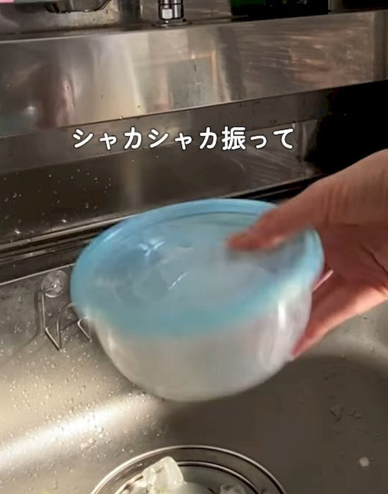 氷と砂糖を入れてシャカシャカ振ると…？　結果に「見違えた！」