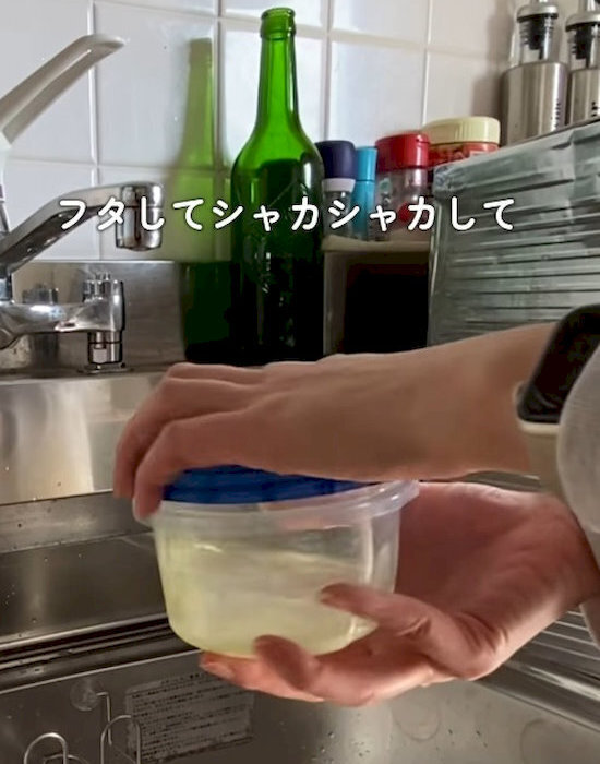 氷と砂糖を入れてシャカシャカ振ると…？　結果に「見違えた！」